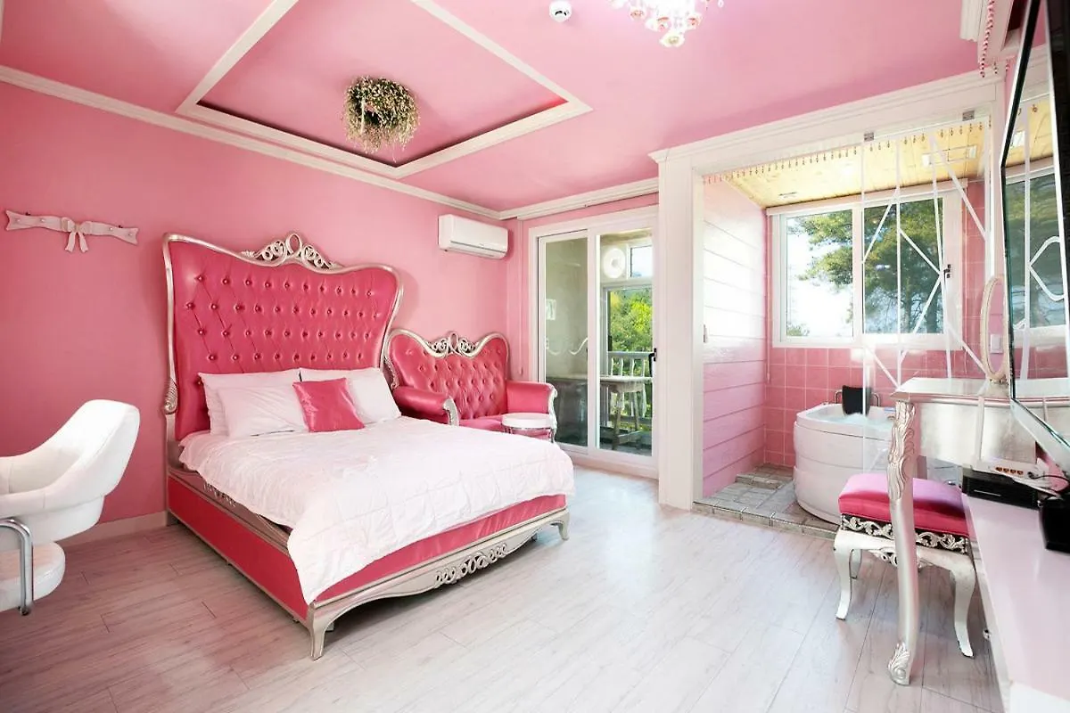 Gyeongju Montmartre Pension Holiday home